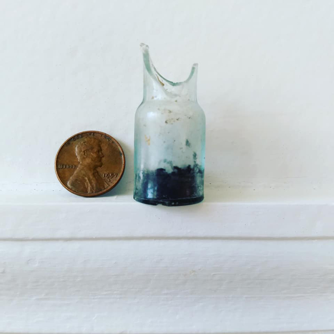 Medicine bottle containing mercury residue